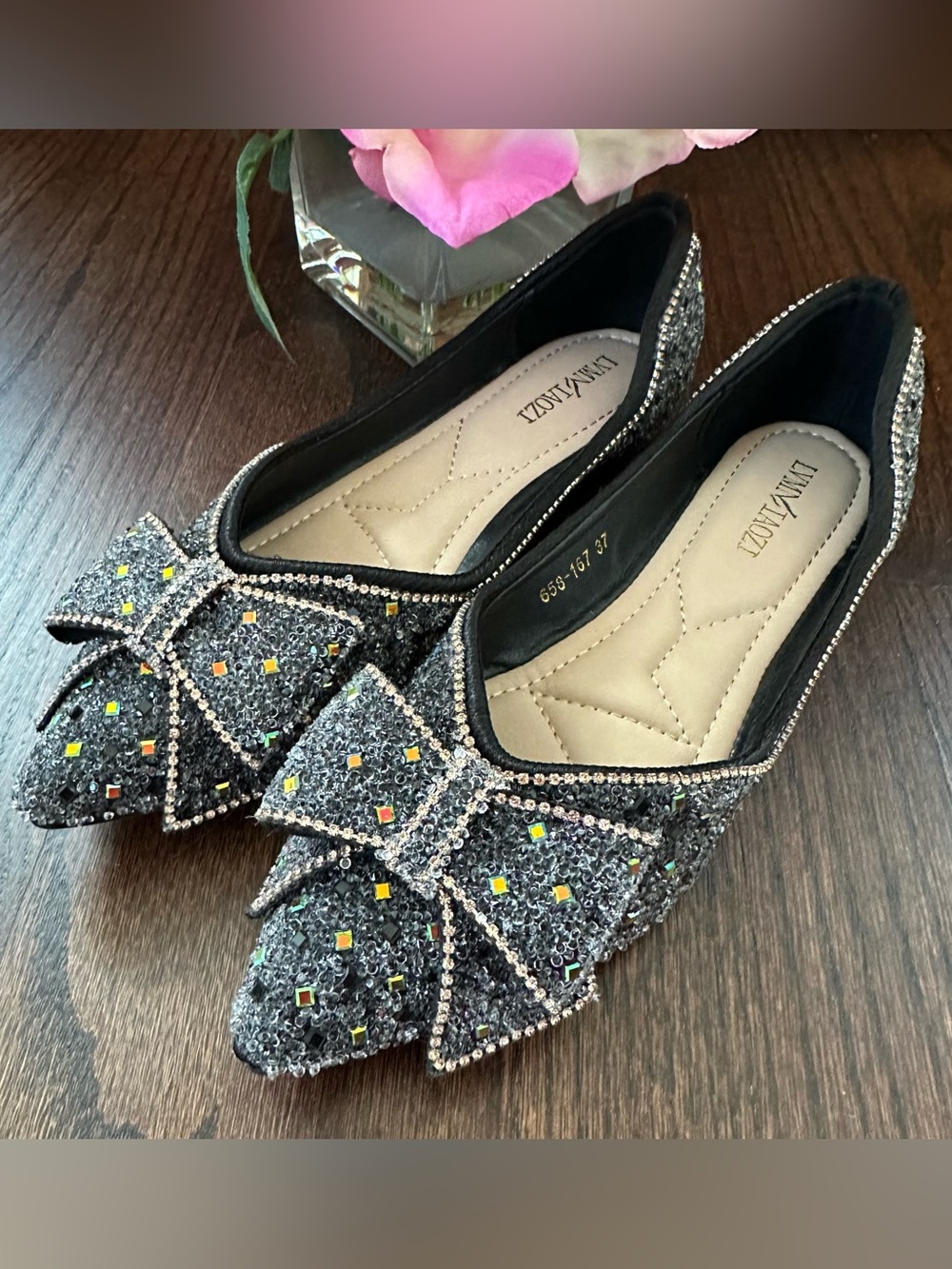 Party perfect sparkly flats with bows, size 37